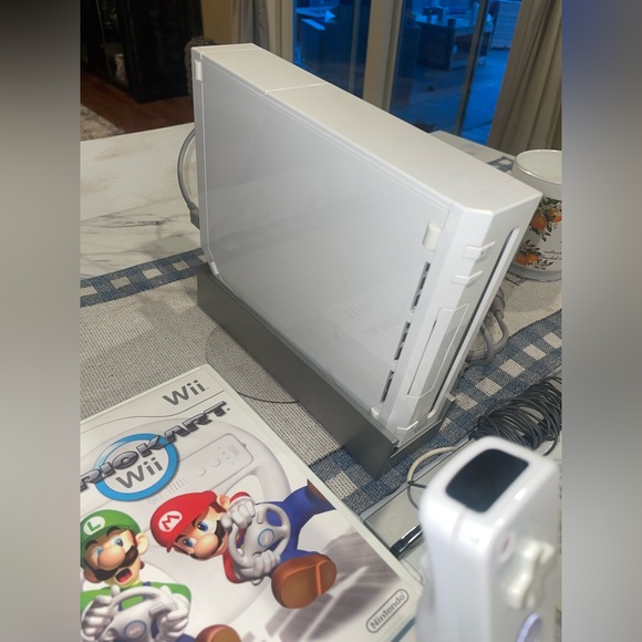 Nintendo Wii console white RV-001 w hook ups,2 remotes/charger/4 games/sport kit